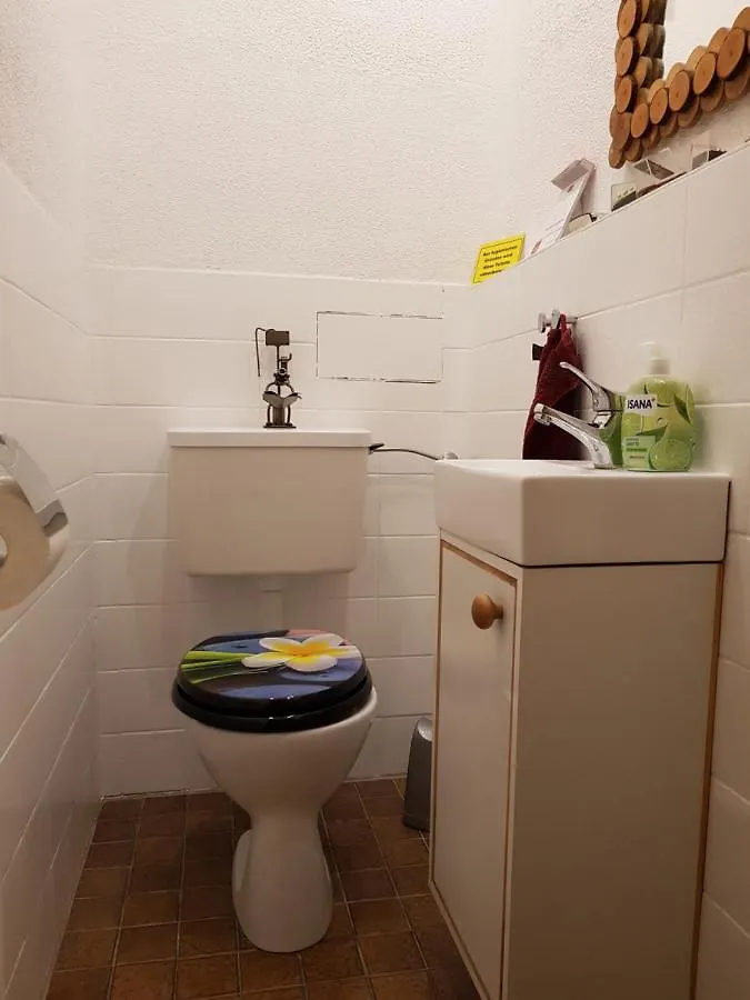 Ruhiges Doppelzimmer In Privatwohnung An Der U-Bahn, Geteiltes Bad, Eigenes Wc Мюнхен 0*,  Германия