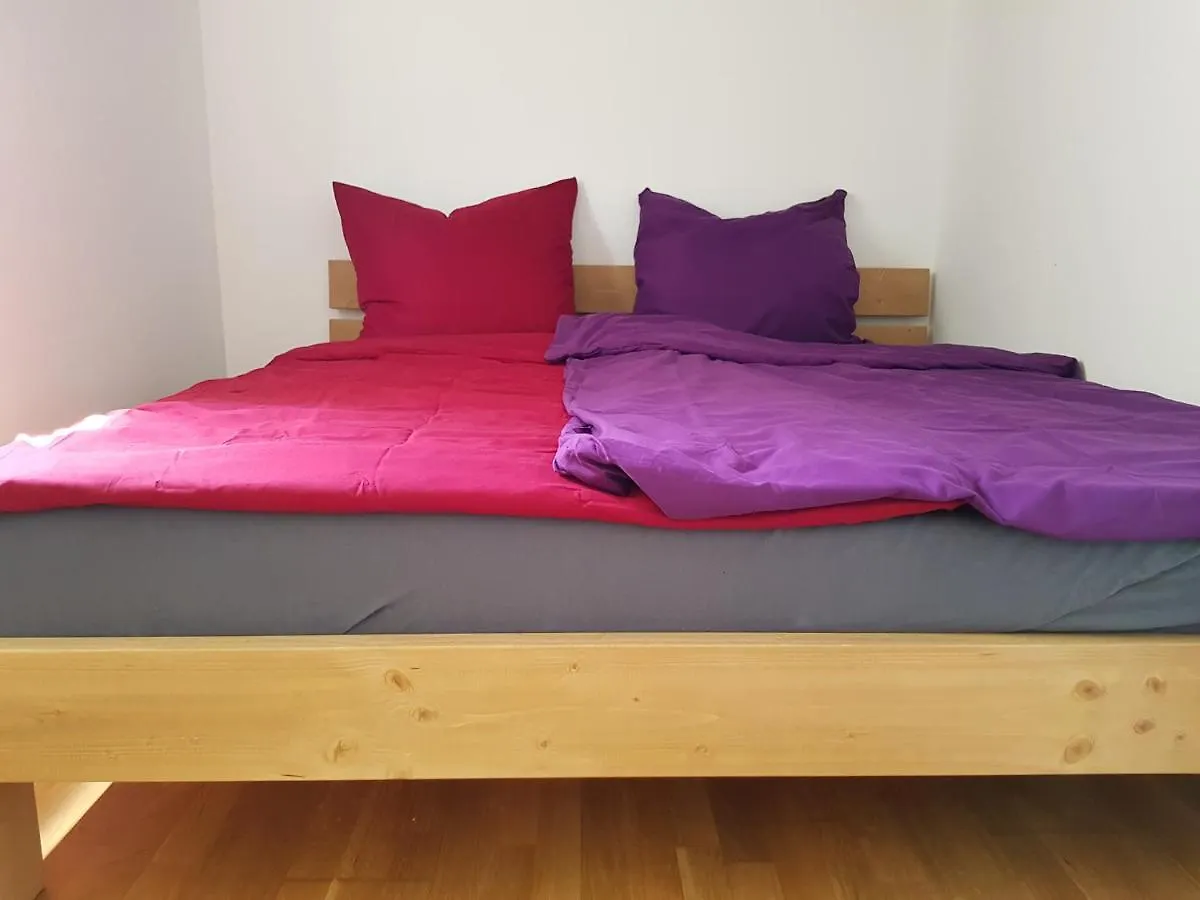 Ruhiges Doppelzimmer In Privatwohnung An Der U-Bahn, Geteiltes Bad, Eigenes Wc location
